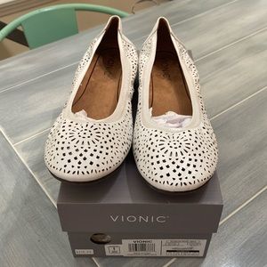 NEW VIONIC Women flats size 7.5
